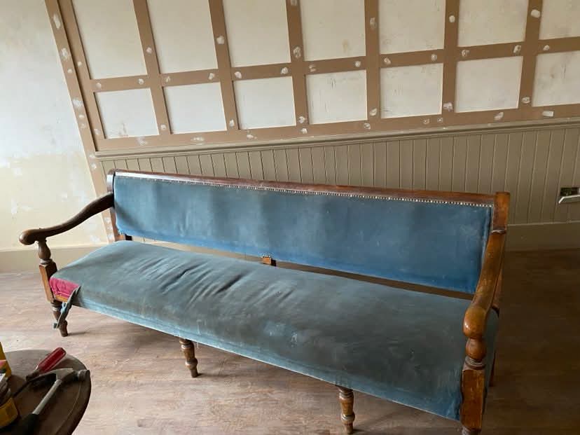An image of a run down old fashioned bench